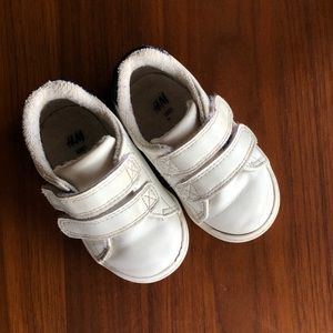 h&m baby white sneakers w navy & gold stripes